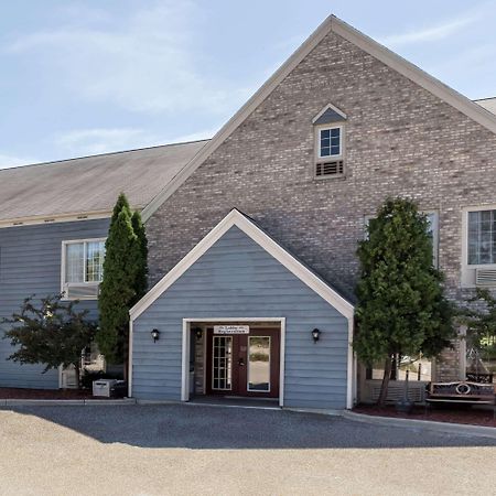 Baymont By Wyndham Mequon Milwaukee Area Hotel Exterior photo