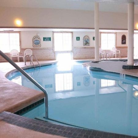 Baymont By Wyndham Mequon Milwaukee Area Hotel Exterior photo