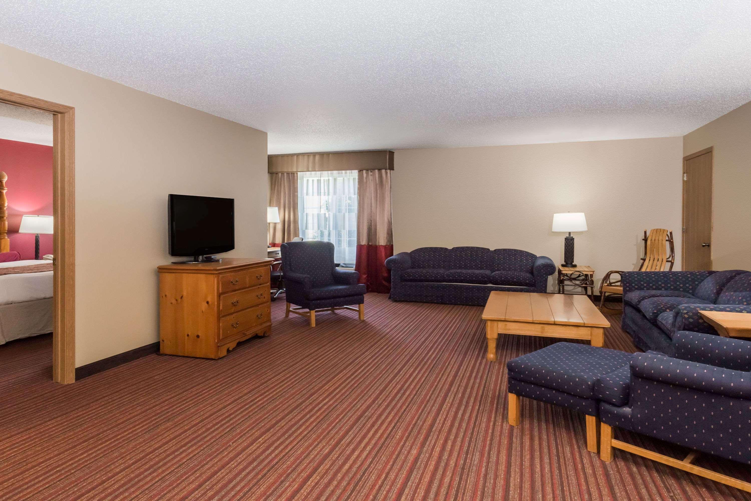 Baymont By Wyndham Mequon Milwaukee Area Hotel Exterior photo