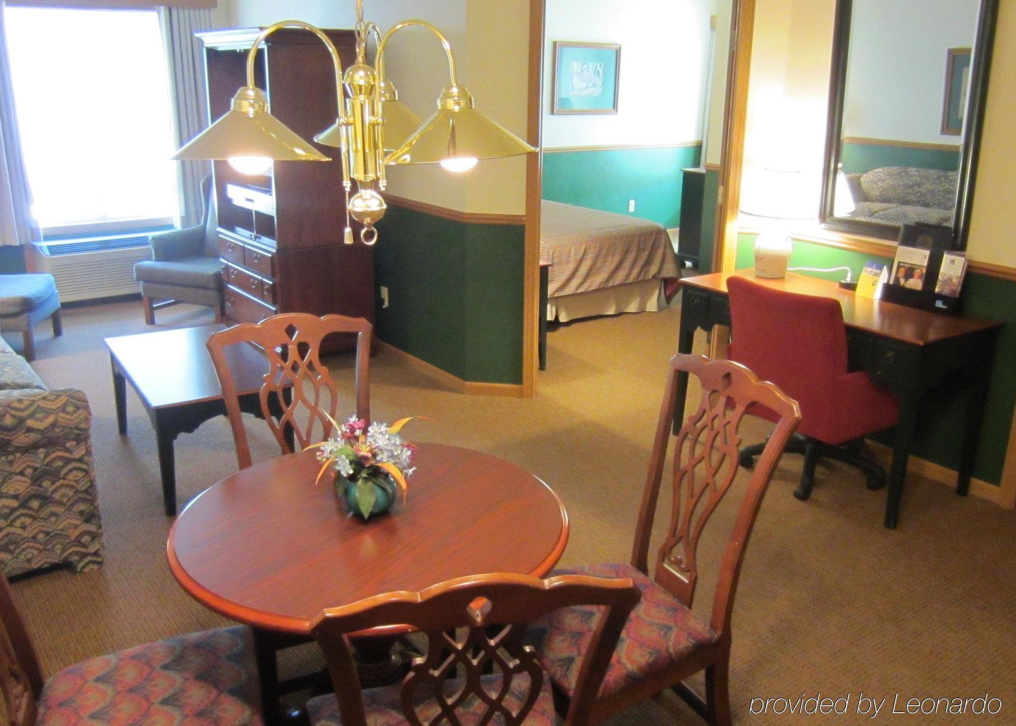 Baymont By Wyndham Mequon Milwaukee Area Hotel Room photo