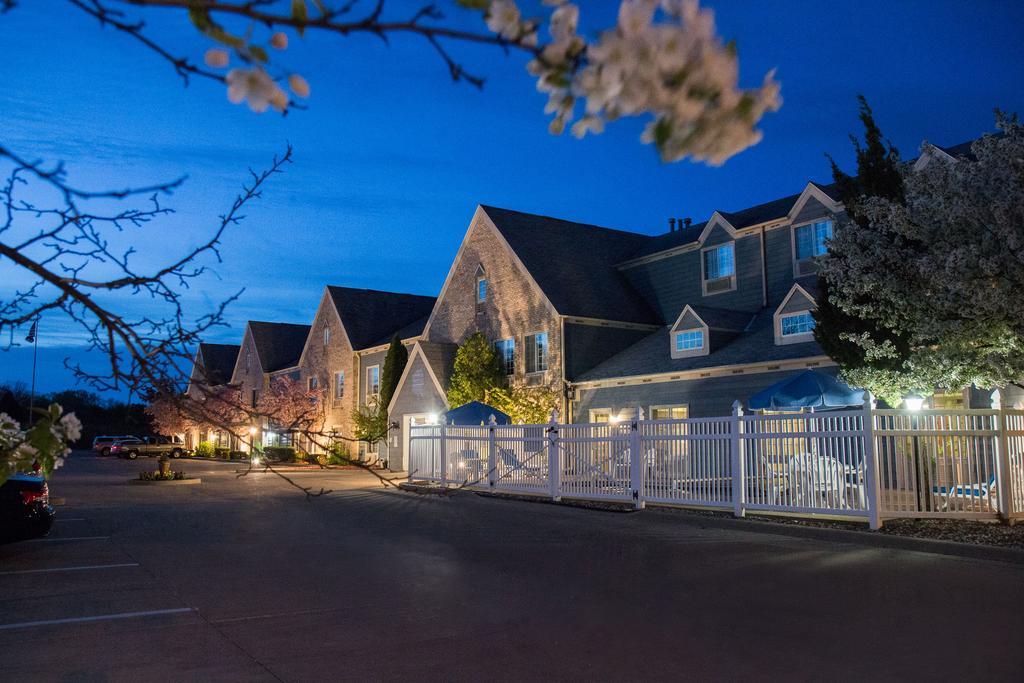Baymont By Wyndham Mequon Milwaukee Area Hotel Exterior photo