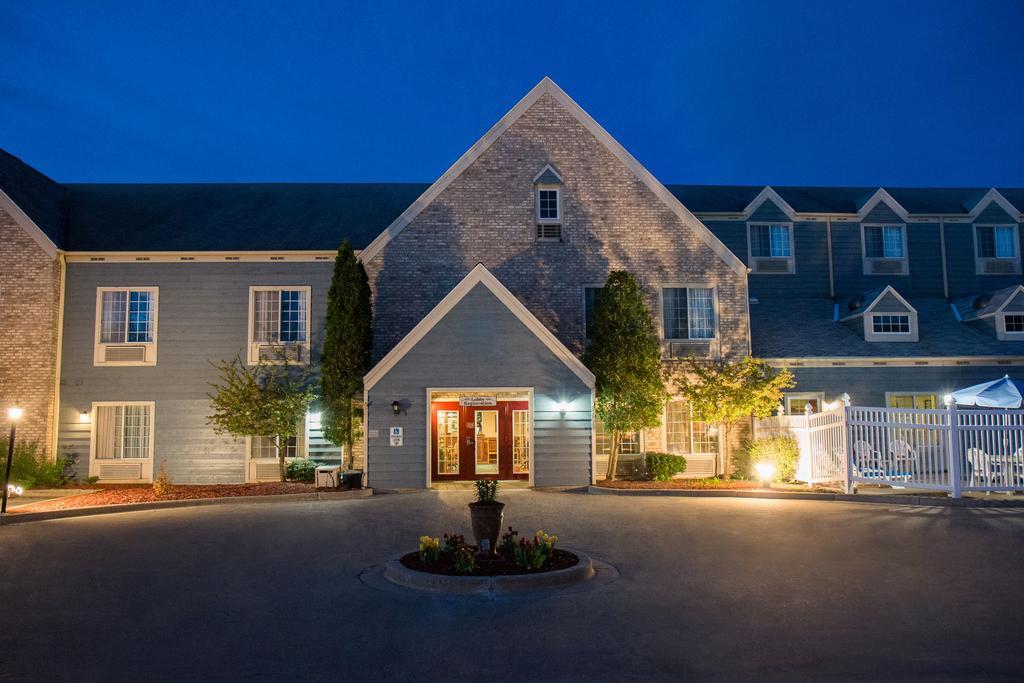 Baymont By Wyndham Mequon Milwaukee Area Hotel Exterior photo
